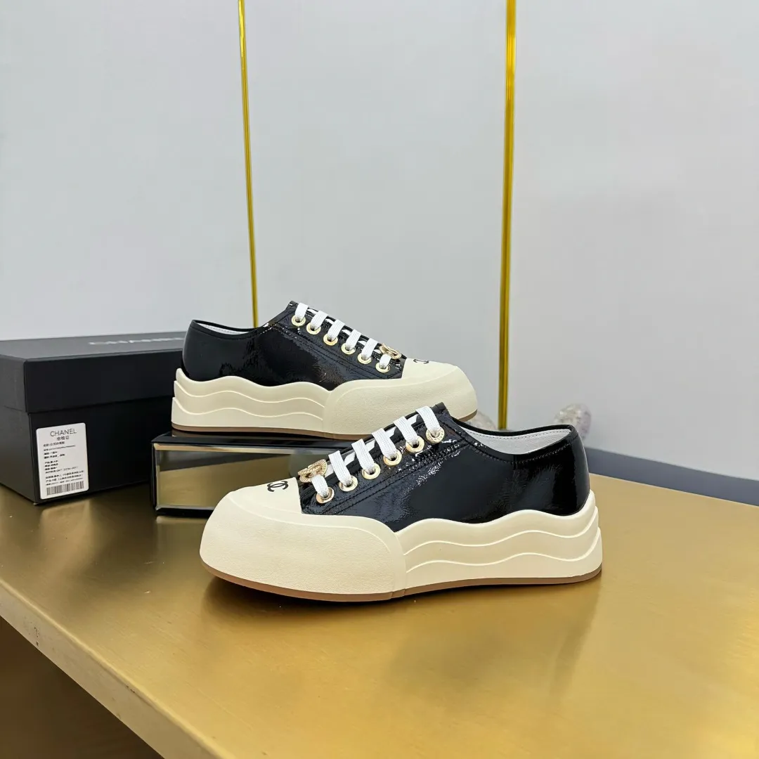 👟👟Ex-factory price 600👟👟 Top version, original quality! ! ! Chanel Chanel - 2025 biscuit shoes, the top casual sports shoes in the counter, this classic design; the upper is electro-embroidered with a variety of craftsmanship; the outsole is fashionable and sporty; the extraordinary inclusion of a variety of color elements... The diversified mix and match is very good-looking and versatile, casual, fashionable, sports, and outdoor can be taken into account... ꫛꫀꪝ Go➫ Material: ❶Upper: Original first-layer cowhide ❷Inner: Sheepskin ❸Outsole is based on: original TPU combination outsole, full set of boutique packaging for women 35–41 👉